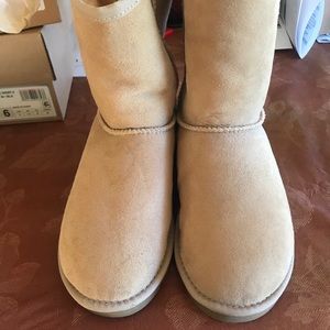 UGG Boots short 4 tan new